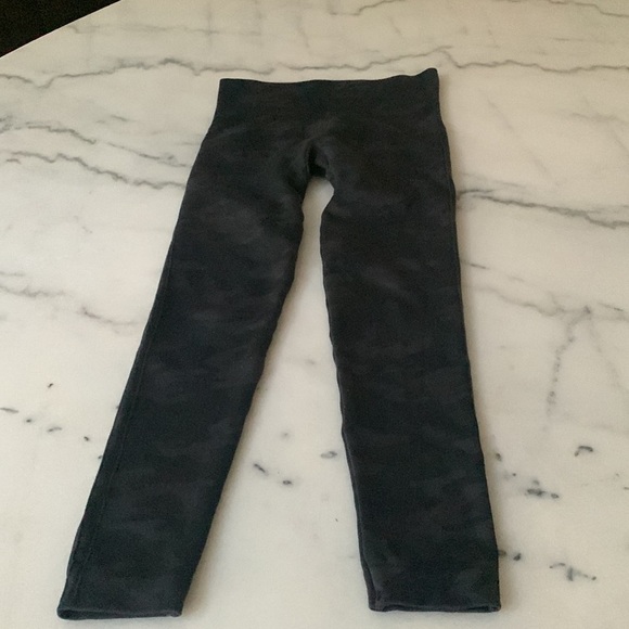$98 Spanx Faux Leather Camo Leggings XS Black on gray - Picture 8 of 12